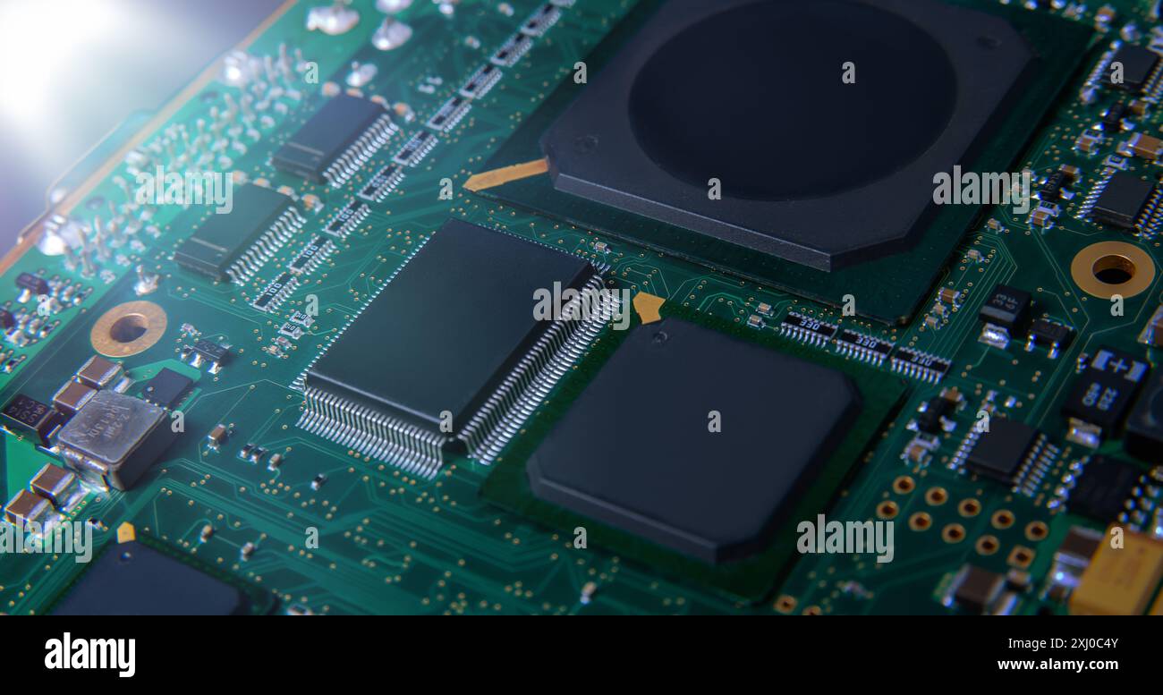 Detaillierte Nahaufnahme einer elektronischen Leiterplatte mit Mikrochips, Widerständen und anderen Komponenten, die moderne Technologie und Hardware repräsentieren. Stockfoto