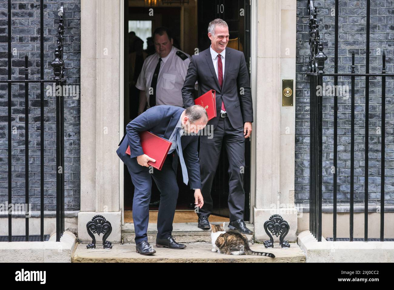 London, 16. Juli 2024. Ian Murray, Staatssekretär für Schottland, Abgeordneter Edinburgh South und Peter Kyle, Staatssekretär für Wissenschaft, Innovation und Technologie, Abgeordneter Hove und Portslade geben Larry the Cat, Downing Street Chief Mouser, einen kurzen Klaps auf den Rücken. Die Minister nehmen an der Kabinettssitzung der Labour Party in der Downing Street, London, UK, Teil. Credit: Imageplotter/Alamy Live News Stockfoto