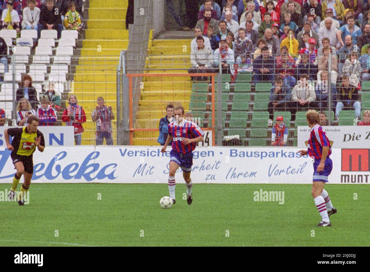 Ein Vorsaison-Freundschaftsspiel zwischen Dynamo Dresden und Bayern München im Rudolf-Harbig-Stadion 1996 Stockfoto