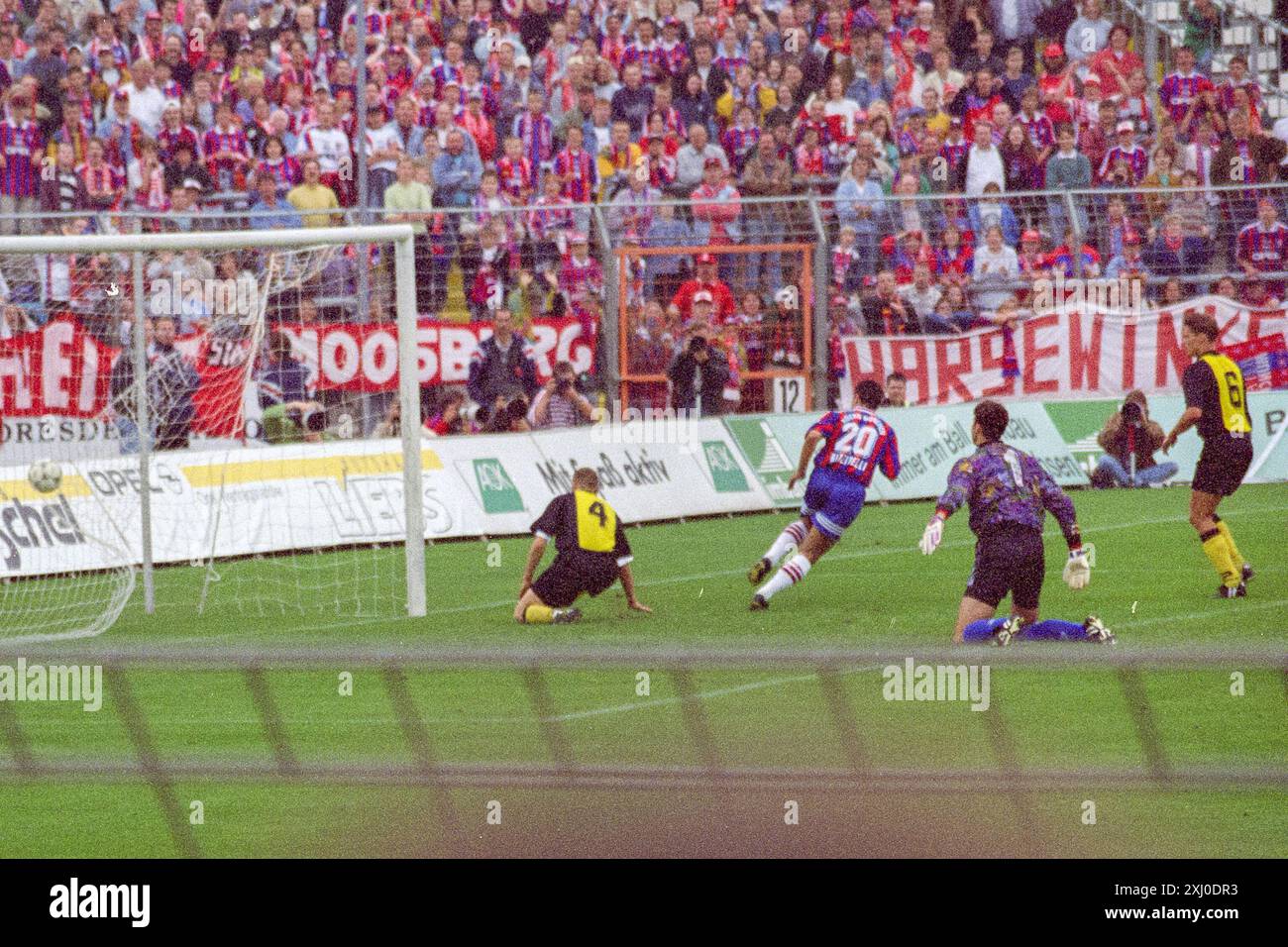 Ein Vorsaison-Freundschaftsspiel zwischen Dynamo Dresden und Bayern München im Rudolf-Harbig-Stadion 1996 Stockfoto