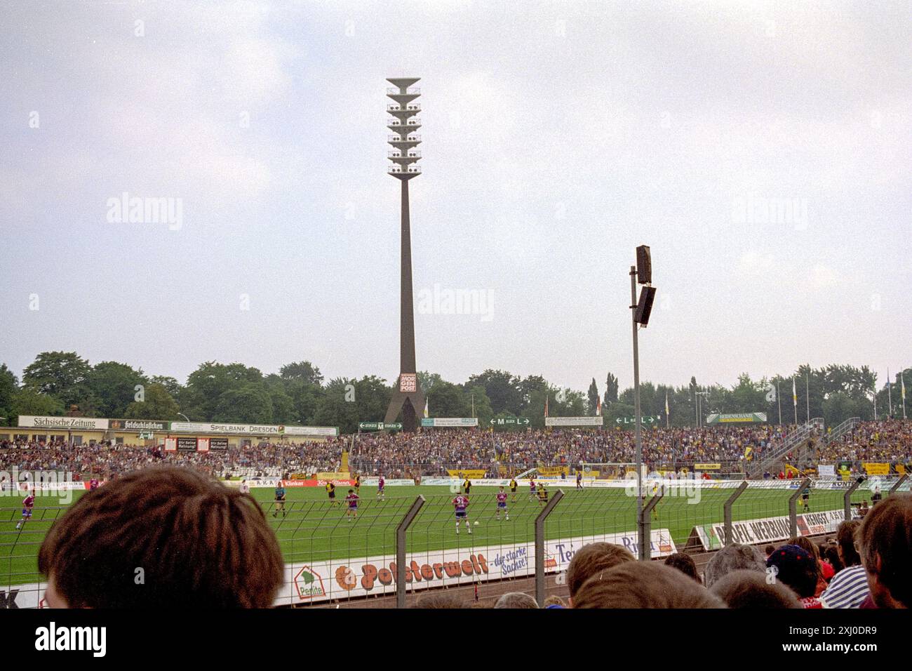 Ein Vorsaison-Freundschaftsspiel zwischen Dynamo Dresden und Bayern München im Rudolf-Harbig-Stadion 1996 Stockfoto