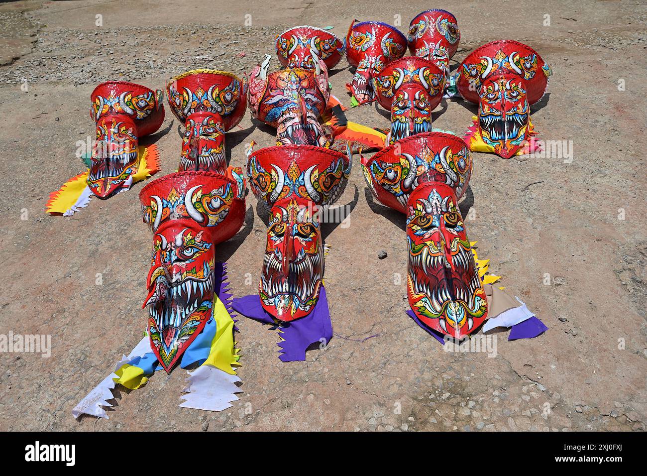 Sammlung von bunt bemalten „Geistermasken“ aus Palmblattstämmen und Bambusgeflechtkörben für das jährliche Phi Ta Khon Festival in Dan Sai, Loei, Stockfoto