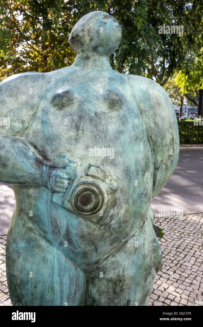 Skulptur auf einer Straße in Setúbal, einer belebten Hafen- und Industriestadt in Portugal, die eine umfangreiche Geschichte und ein reiches Seefahrererbe bietet Stockfoto