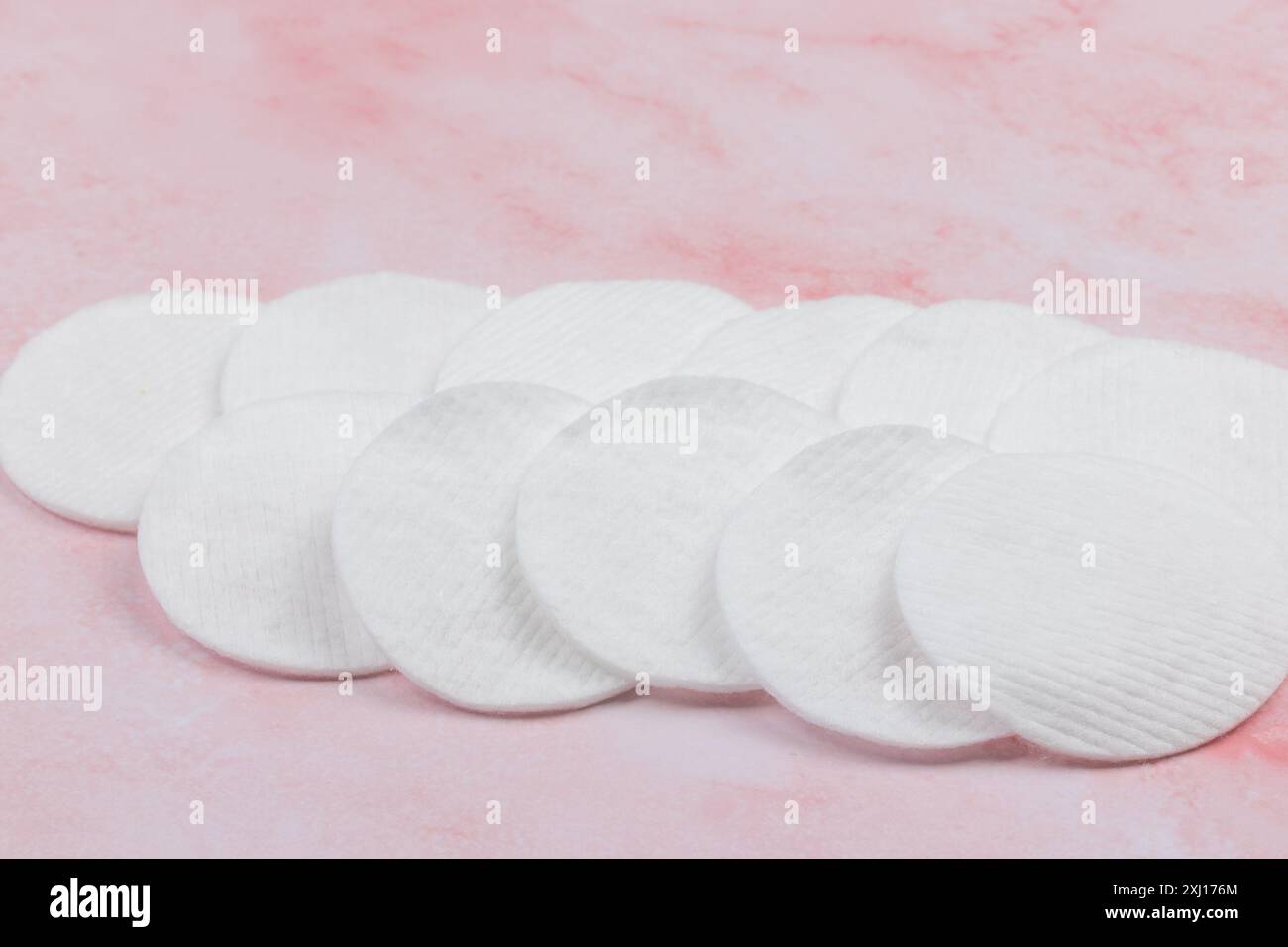 Baumwoll-Make-up-Entferner-Pads auf rosa Hintergrund Stockfoto
