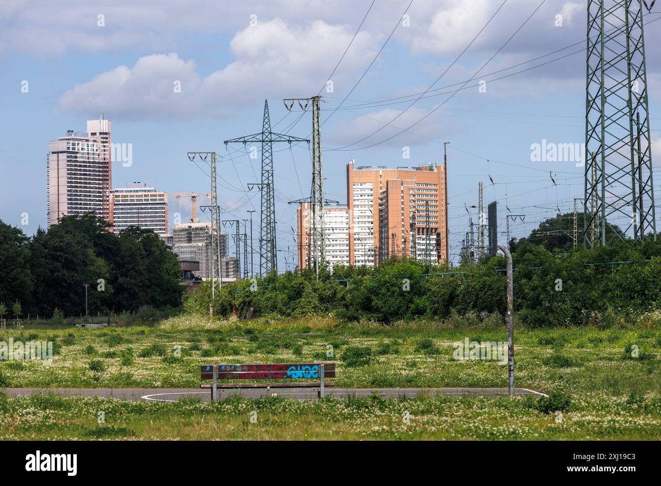 Blick vom Pionierpark im Raderberg-Bezirk auf das Universitätszentrum und das Justizzentrum in der Luxemburger Straße, Köln, Deutschland. Der Park ist ein Stockfoto