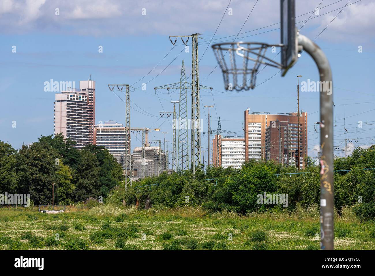 Blick vom Pionierpark im Raderberg-Bezirk auf das Universitätszentrum und das Justizzentrum in der Luxemburger Straße, Köln, Deutschland. Der Park ist ein Stockfoto