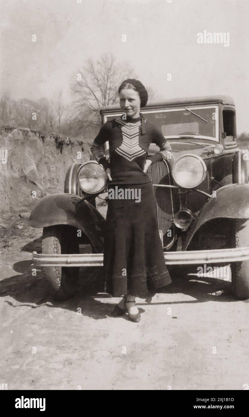 Bonnie Parker von Bonnie und Clyde - volle Pose - stehend vor dem berühmten Ford V-8 Fluchtwagen der Barrow Gang - Anfang der 1930er Jahre Stockfoto