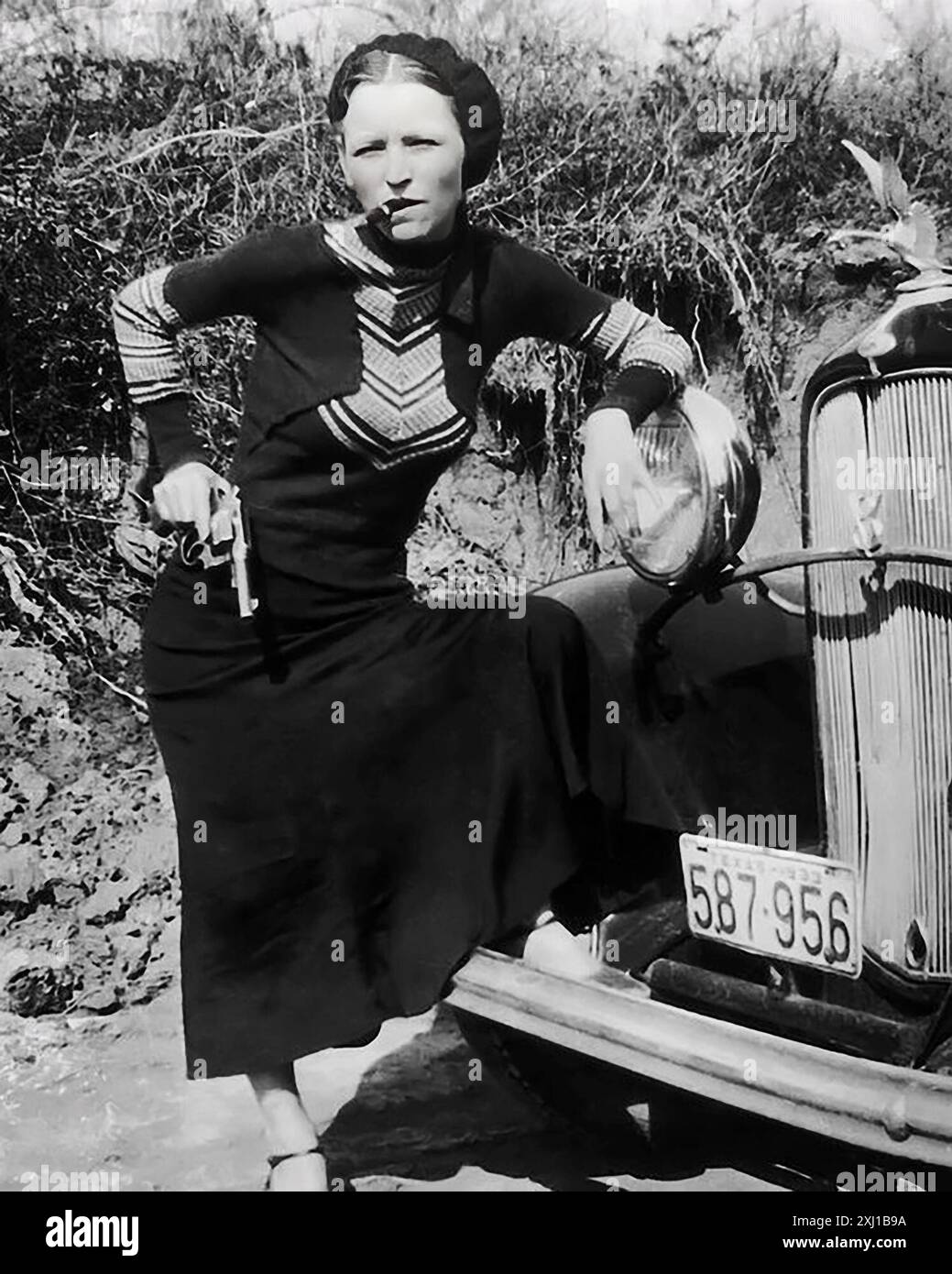 Berühmte Kriminelle - die Outlaw Bonnie Parker (Bonnie und Clyde) posiert mit einem Gund und raucht eine Zigarre, 1933 Stockfoto
