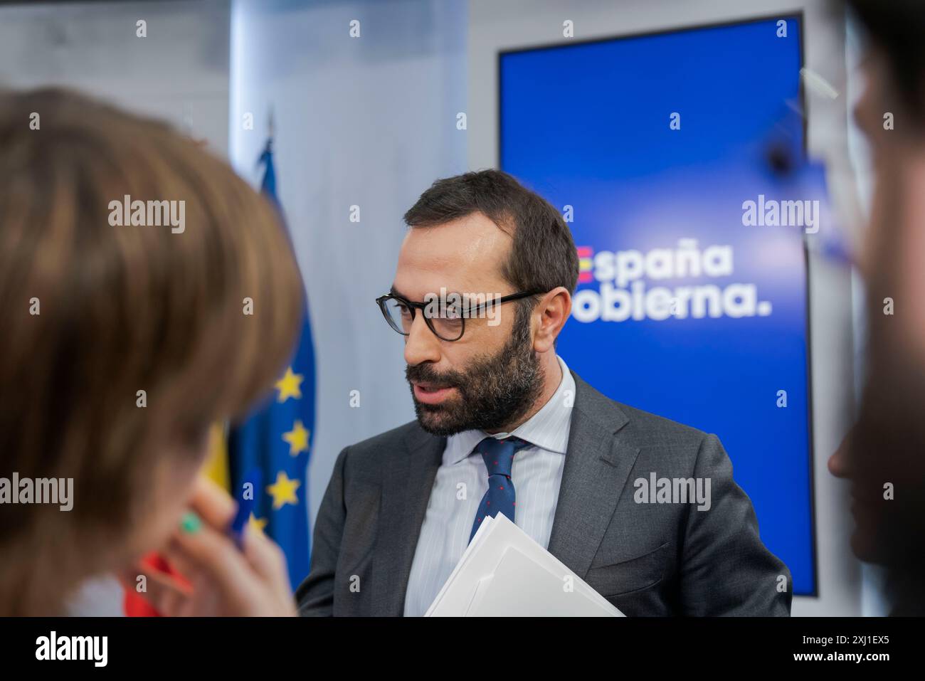 Madrid, Madrid, Spanien. Juli 2024. Der Minister für Wirtschaft, Handel und Tourismus, Carlos Cuerpo, nimmt an der Presse während einer Pressekonferenz nach dem Treffen des Ministerrates im Moncloa-Palast Teil. (Kreditbild: © Guillermo Gutierrez Carrascal/ZUMA Press Wire) NUR REDAKTIONELLE VERWENDUNG! Nicht für kommerzielle ZWECKE! Stockfoto