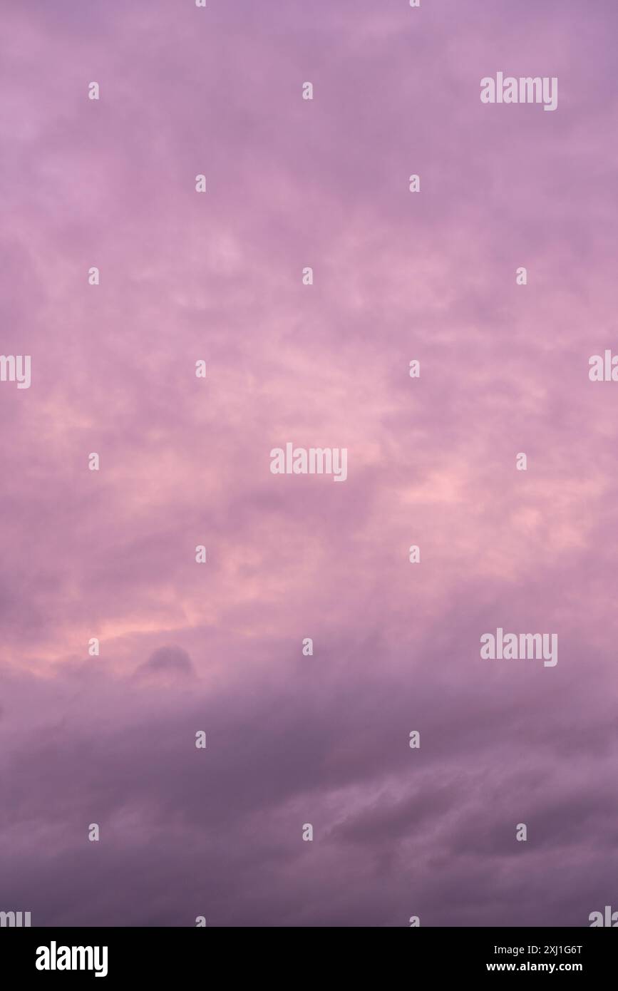 Wunderschöner Sonnenuntergangshimmel. Wolken bei Sonnenuntergang Stockfoto