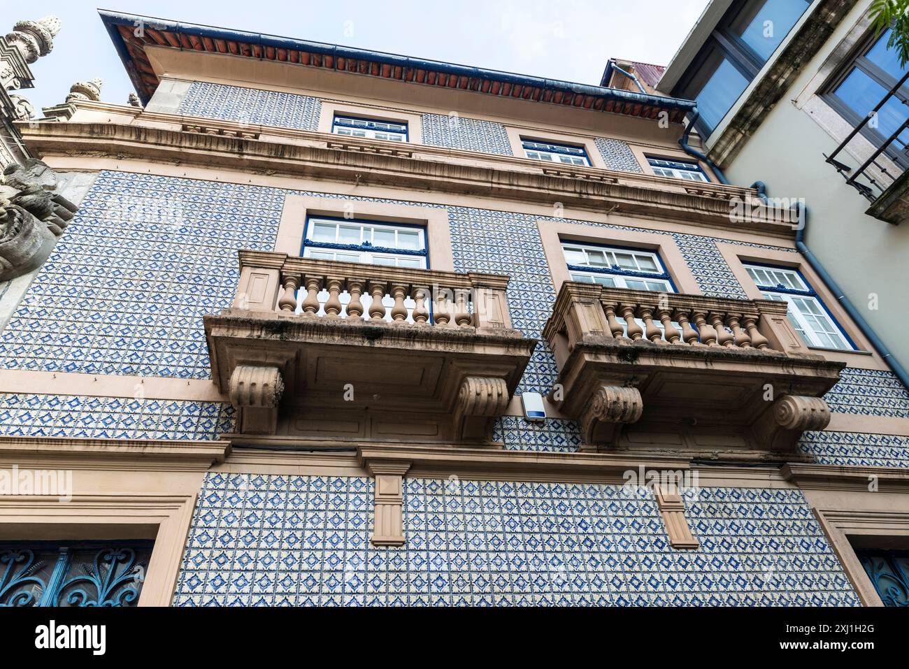 Fassade eines alten klassischen Gebäudes mit Fliesen in der Altstadt von Porto oder Porto, Portugal Stockfoto