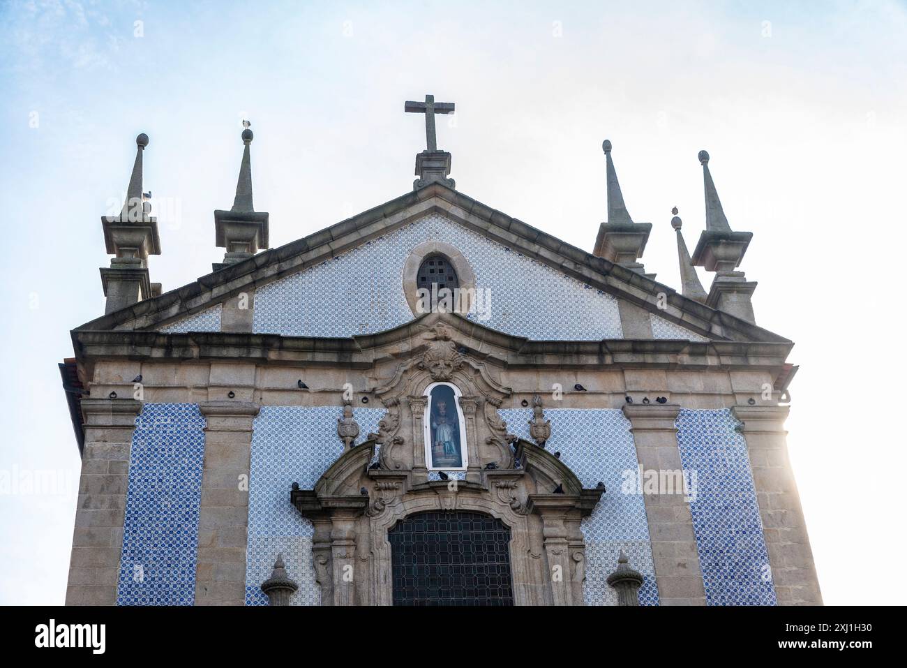 Fassade der Kirche von Sao Nicolau oder Nicolas mit blauen Azulejo-Fliesen in der Altstadt von Porto oder Porto, Portugal Stockfoto