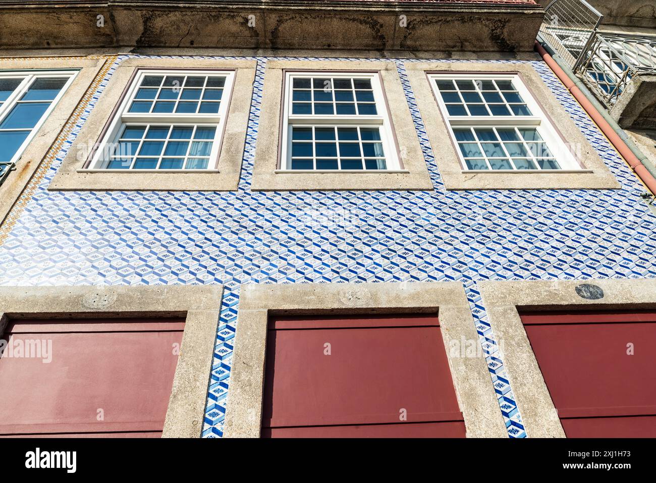 Fassade eines alten klassischen Gebäudes mit Fliesen in der Altstadt von Porto oder Porto, Portugal Stockfoto