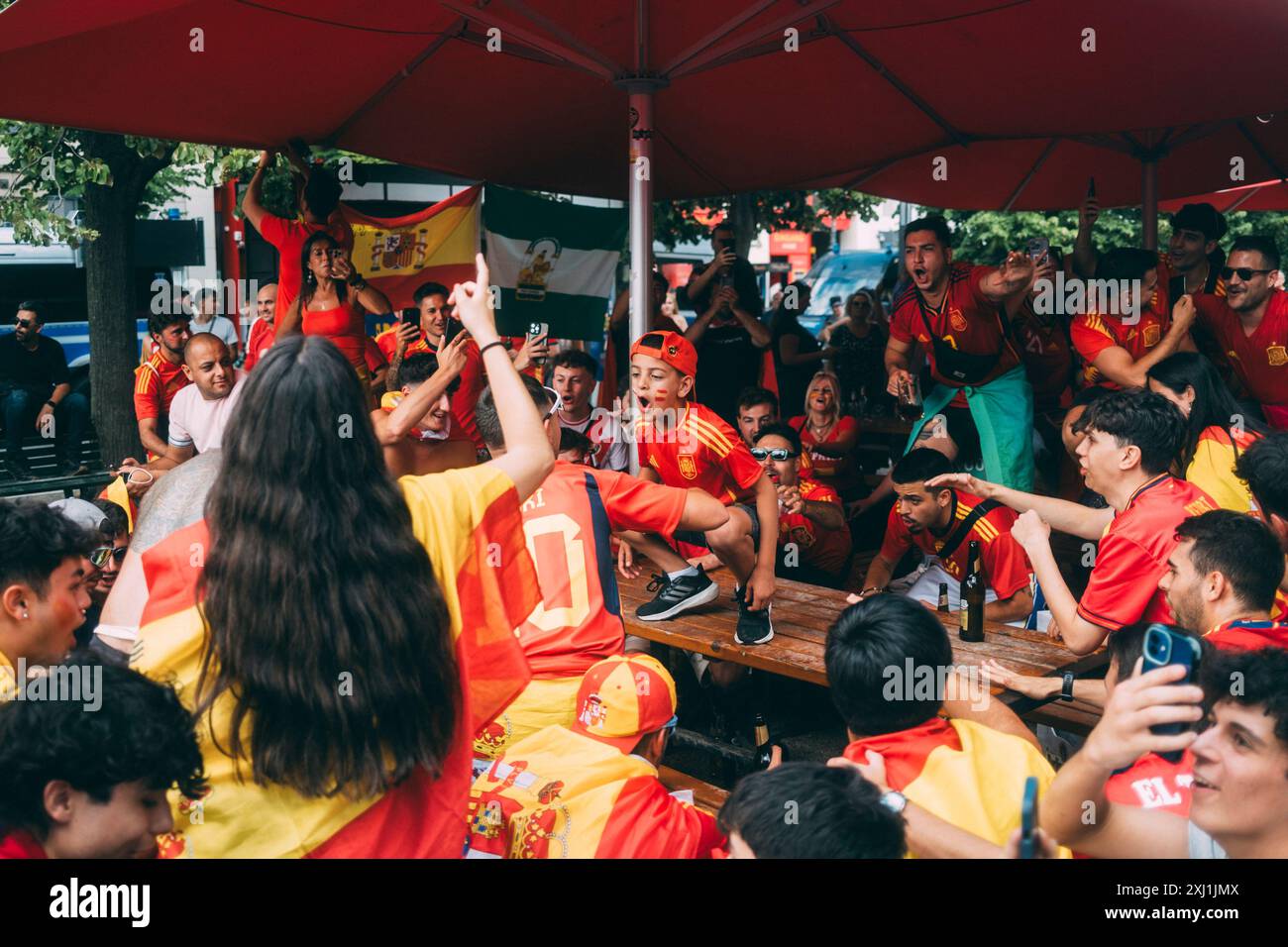 Berlin, Olympiastadion, 14.07.2024: Spanische Fans feiern in der Stadt vor dem Endspiel bei der UEFA Euro 2024 Spanien gegen England Stockfoto