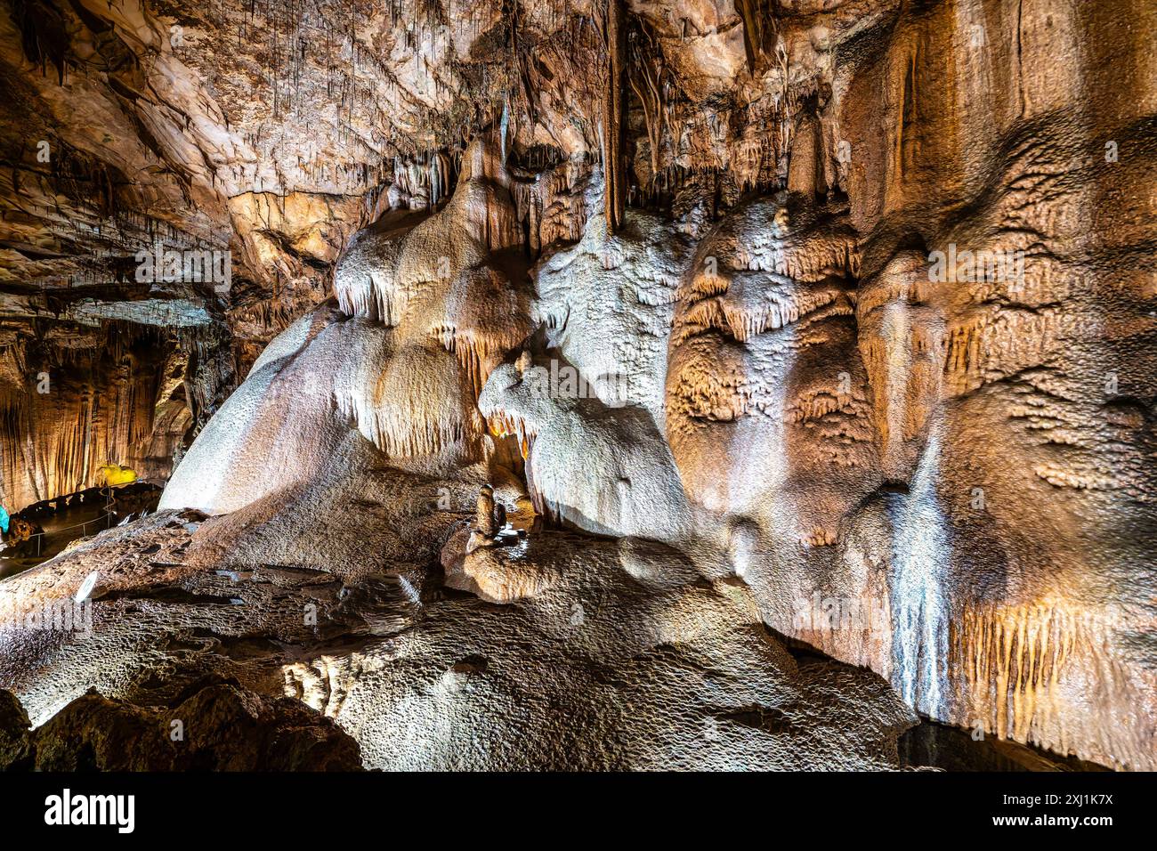 Höhlen von Mira de Aire, Grutas de Mira de Aire in Leiria, Portugal. Eine Reihe von Kalksteinhöhlen in Porto de Mos, Leiria. Moinhos Velhos Stockfoto