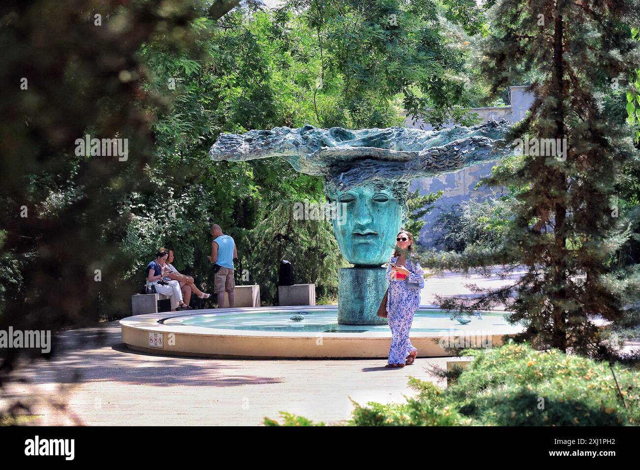 ODESA, UKRAINE - 13. JULI 2024 - Eine Frau wird am Anfang des Brunnens im Griechischen Park auf dem Prymorskyi Boulevard in Odesa, Süd-Ukraine, gesehen. Stockfoto