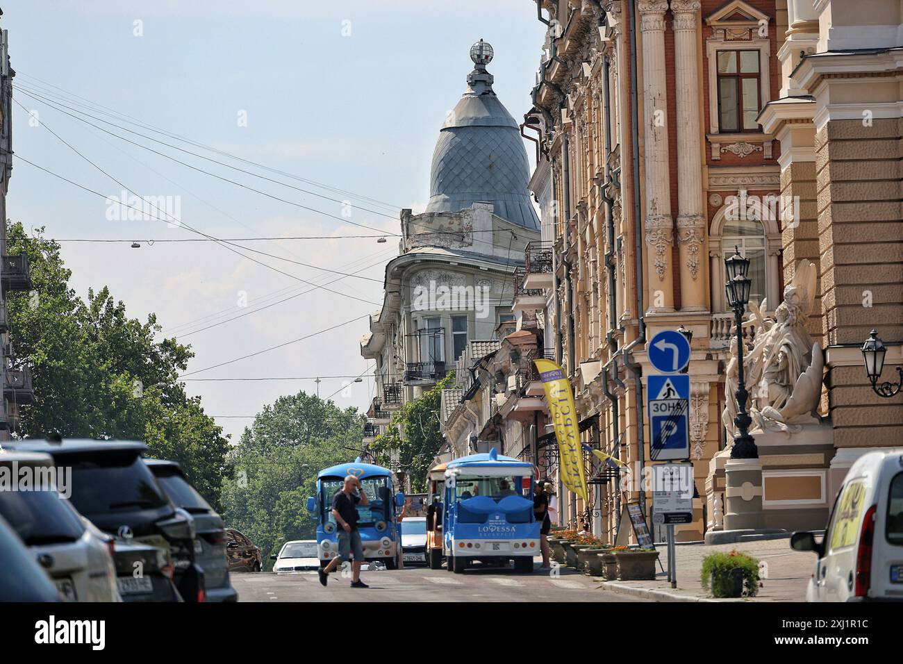 ODESA, UKRAINE - 13. JULI 2024 - zwei elektrische Sightseeing-Busse parken auf der Straße in Odesa, Süd-Ukraine. Stockfoto