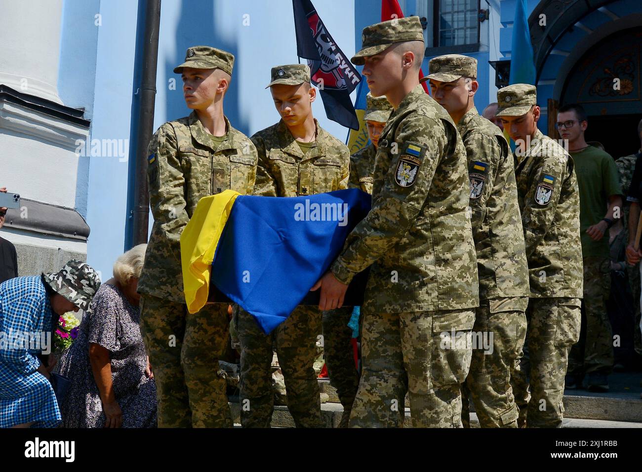 Kiew, Ukraine. Juli 2024. Verwandte und Brüder, die während der Beerdigung des Befehlshabers der Organisation der Ukrainischen Nationalisten (OUN) in Kiew gesehen wurden. Beerdigung des Bataillonskommandeurs der Organisation der Ukrainischen Nationalisten (OUN) Mykola Kokhan?vsky bei Pseudo Bureviy. Am 10. Juni 2024 wurde das Schicksal von seinem Tod in Charkiwski in der Nähe von Wowchansk bekannt. Quelle: SOPA Images Limited/Alamy Live News Stockfoto