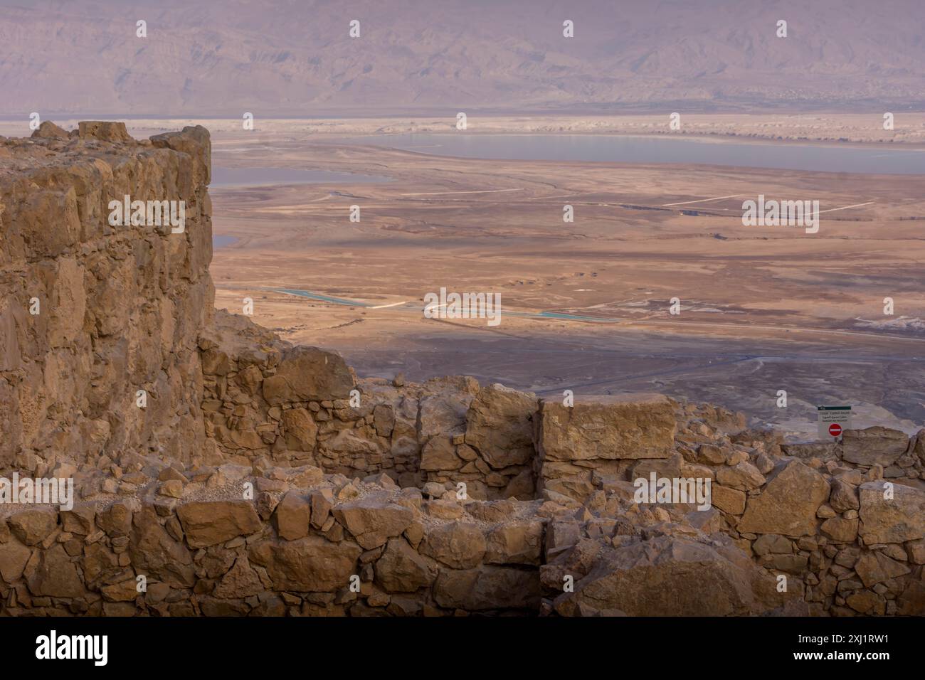 Die Mauern von Masada sind archäologisch zitiert in Israel, mit Blick auf das Tote Meer und die Grenze zu Jordanien im Nahen Osten. Stockfoto