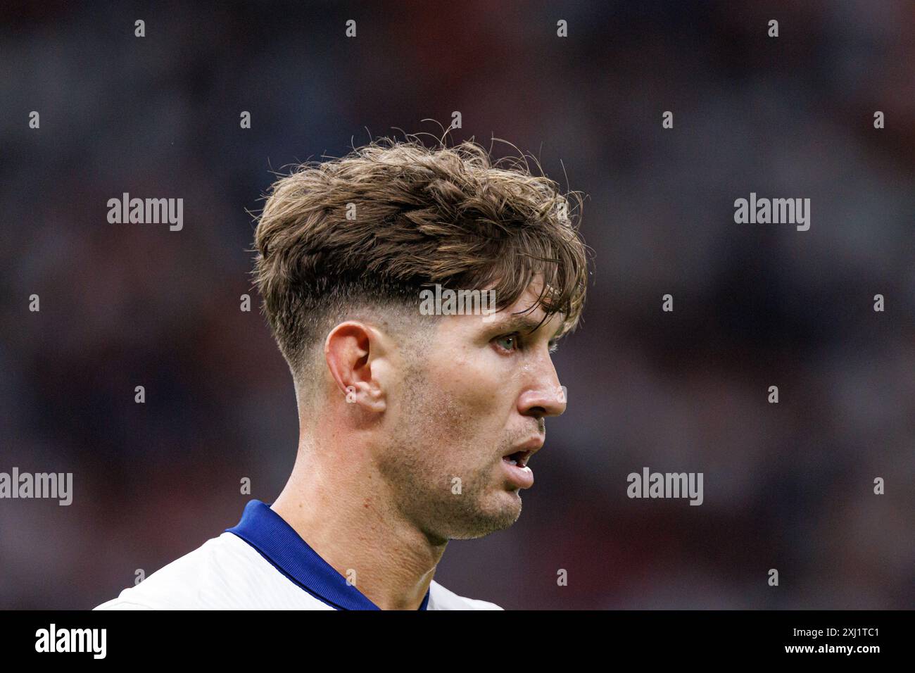 John Stones beim Endspiel der UEFA Euro 2024 zwischen den Nationalmannschaften Spaniens und Englands im Olympiastadion in Berlin (Maciej Rogowski) Stockfoto