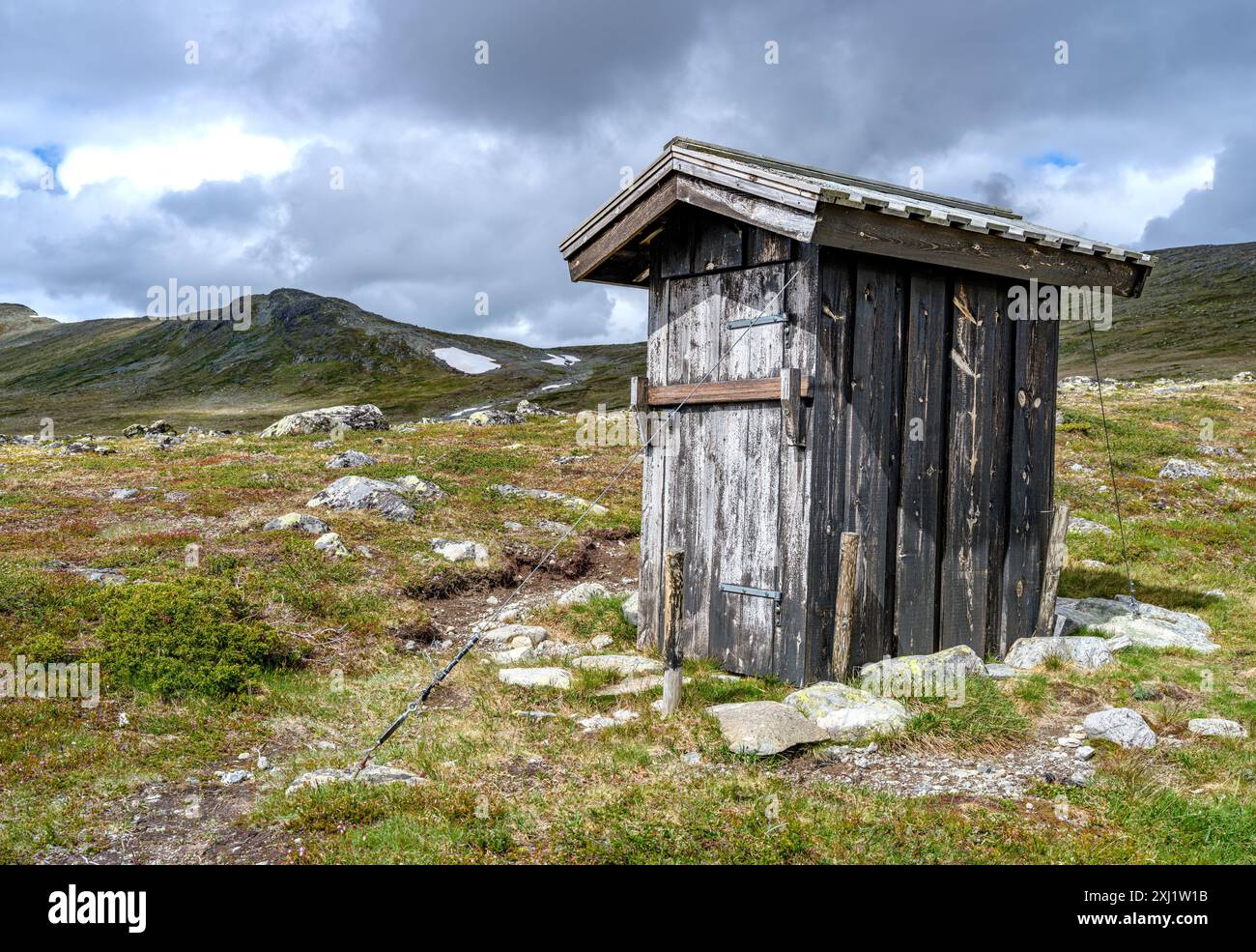 Hölzerne Außentoilette oder utedass mit Bergblick vor einer Hütte bessvatnet am See Bessvatnet im Jotunheimen Nationalpark in Zentral-Norwegen Stockfoto