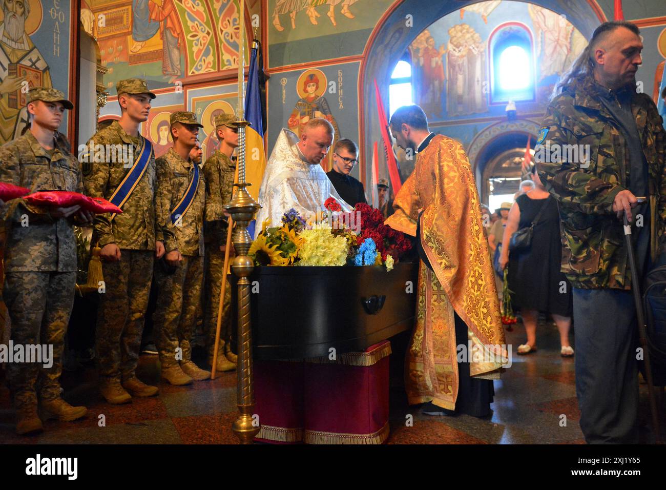 Kiew, Ukraine. Juli 2024. Die Priester ehrten den Sarg des Befehlshabers des OUN-Freiwilligenbataillons Mykola Kokhanowski während der Beerdigung in Kiew. Beerdigung des Bataillonskommandeurs der Organisation der Ukrainischen Nationalisten (OUN) Mykola Kokhan?vsky bei Pseudo Bureviy. Am 10. Juni 2024 wurde das Schicksal von seinem Tod in Charkiwski in der Nähe von Wowchansk bekannt. (Foto: Aleksandr Gusev/SOPA Images/SIPA USA) Credit: SIPA USA/Alamy Live News Stockfoto