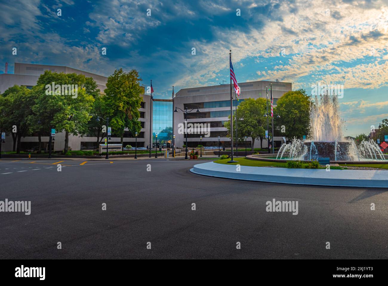 Belleville, IL – 14. Juli 2024; zentraler Brunnen vor dem St. Clair Country Building, in dem Verwaltungsbüros und Gerichte im Süden von illinois untergebracht sind Stockfoto