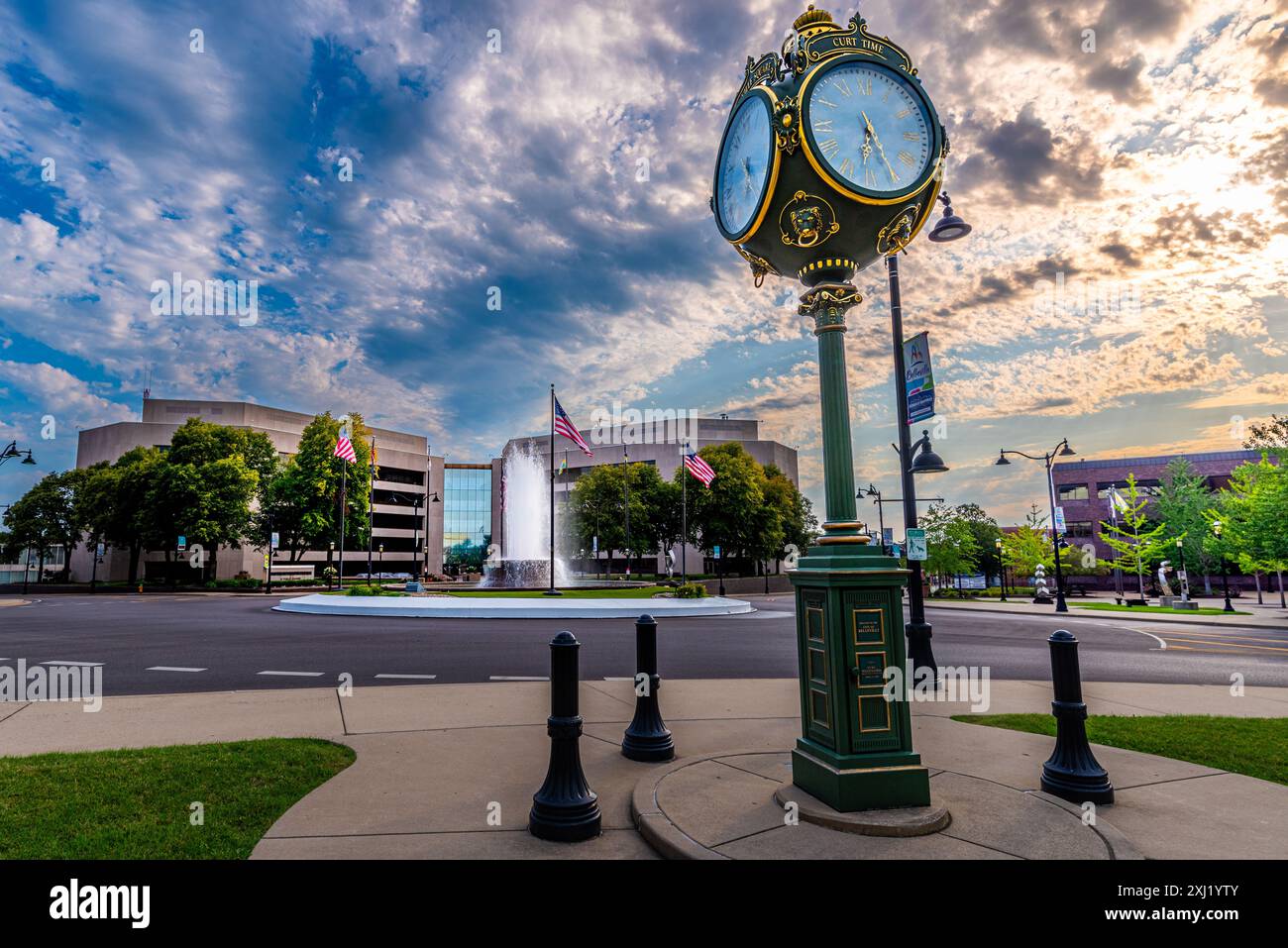 Belleville, IL – 14. Juli 2024; Gedenkuhr „Curt Time“ und zentraler Brunnen vor dem St. Clair Country Building, in dem sich Verwaltungsbüros befinden Stockfoto