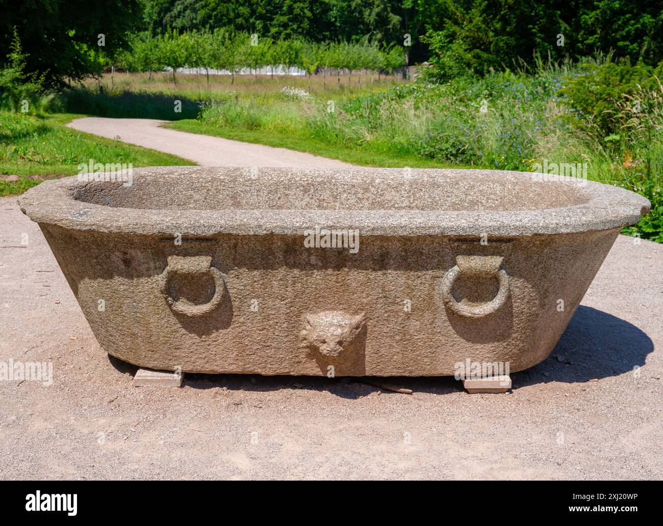 Ein aus Granit geschnitztes, ornamentales römisches Bad, das angeblich aus Ägypten in die Gärten von Lowther Castle in Cumbria, Großbritannien, zurückgebracht wurde Stockfoto