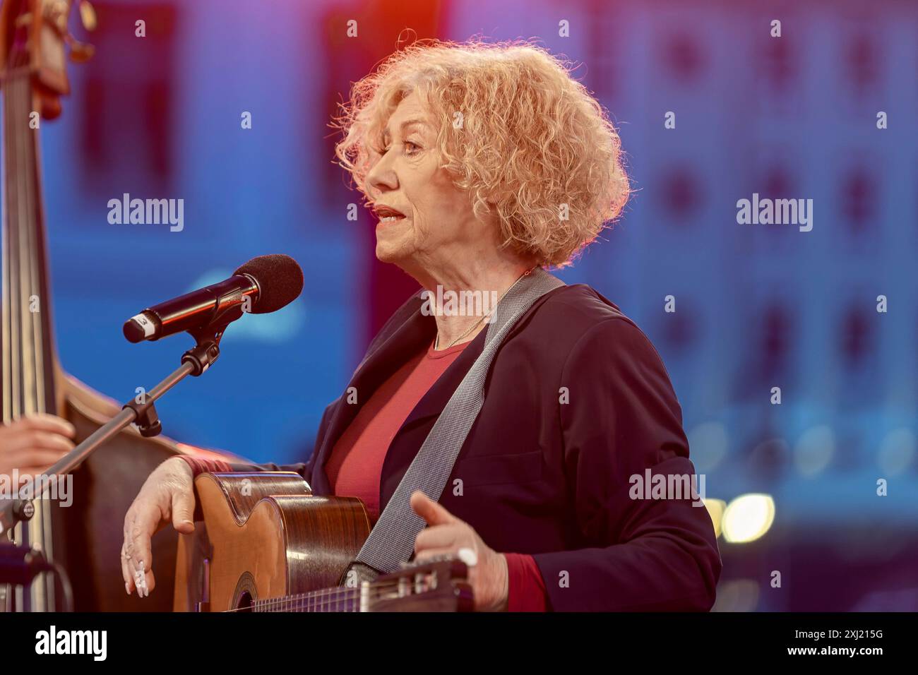 Sängerin Barbara Thalheim 76 live bei ihrem Auftritt im Rahmen des Palais Sommers auf dem Neumarkt vor der Frauenkirche in Dresden. *** Sängerin Barbara Thalheim 76 live während ihres Auftritts im Palais Sommer auf dem Neumarkt vor der Frauenkirche in Dresden Stockfoto