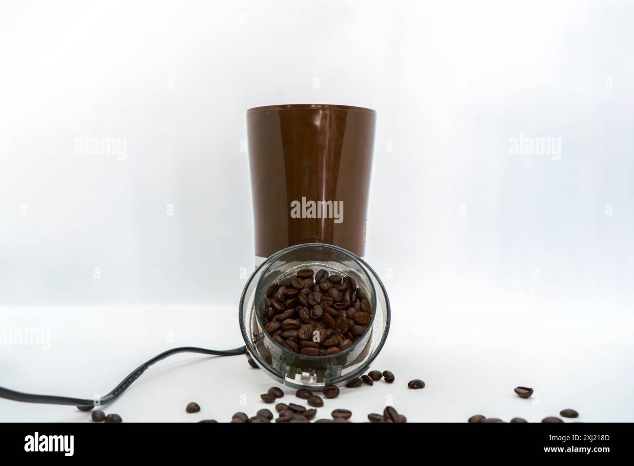 Kaffeebohnen mahlen mit frischem Espresso Americano zum Grinder Stockfoto