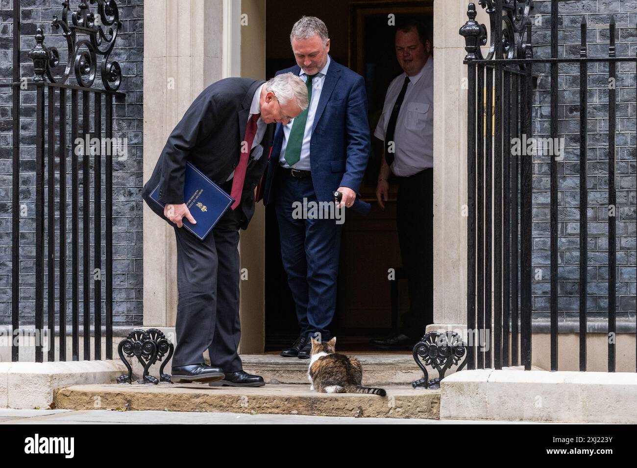 London, Großbritannien. Juli 2024. Hilary Benn Abgeordneter (l), Secretary of State for Northern Ireland, und Steve Reed OBE Abgeordneter (r), Secretary of State for Environment, Food and Rural Affairs, nähern sich Larry, der Katze, als sie die Downing Street 10 nach einer Kabinettssitzung verlassen. Der britische Premierminister Sir Keir Starmer hat geraten, dass sein neues Kabinett mit dem Schwerpunkt auf der Lieferung „auf den Boden gehen“ muss. Quelle: Mark Kerrison/Alamy Live News Stockfoto