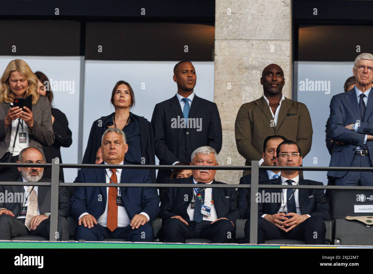 Viktor Orban (Zweiter von links unten), Patrick Kluivert, Sol Campbell beim Endspiel der UEFA Euro 2024 zwischen den spanischen Nationalmannschaften Stockfoto