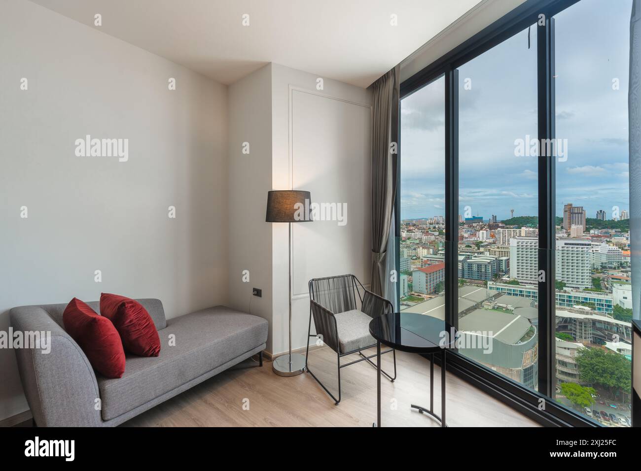 Modernes 1 Schlafzimmer in einer gehobenen, zeitgenössischen Eigentumswohnung mit Blick auf das Meer von Pattaya Stockfoto