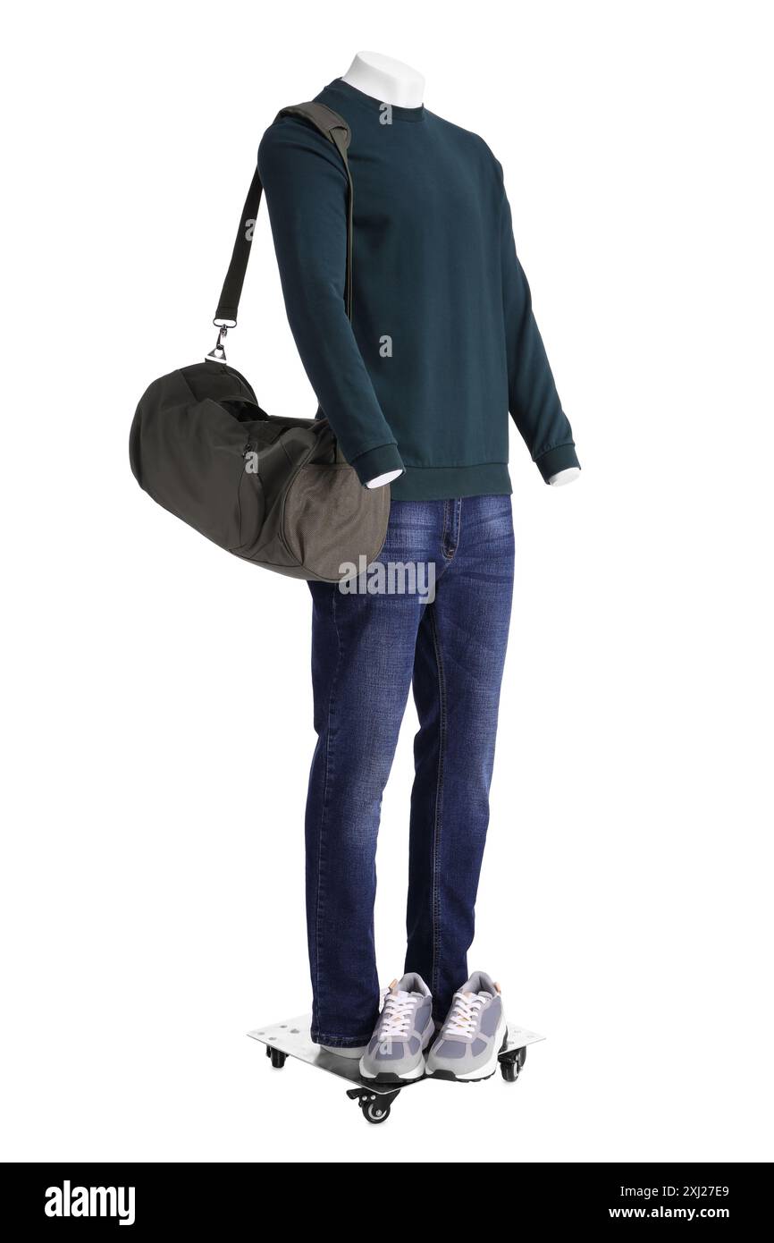 Männliche Schaufensterpuppe mit Tasche in stilvollem dunkelgrünem Sweatshirt und Jeans isoliert auf Weiß Stockfoto