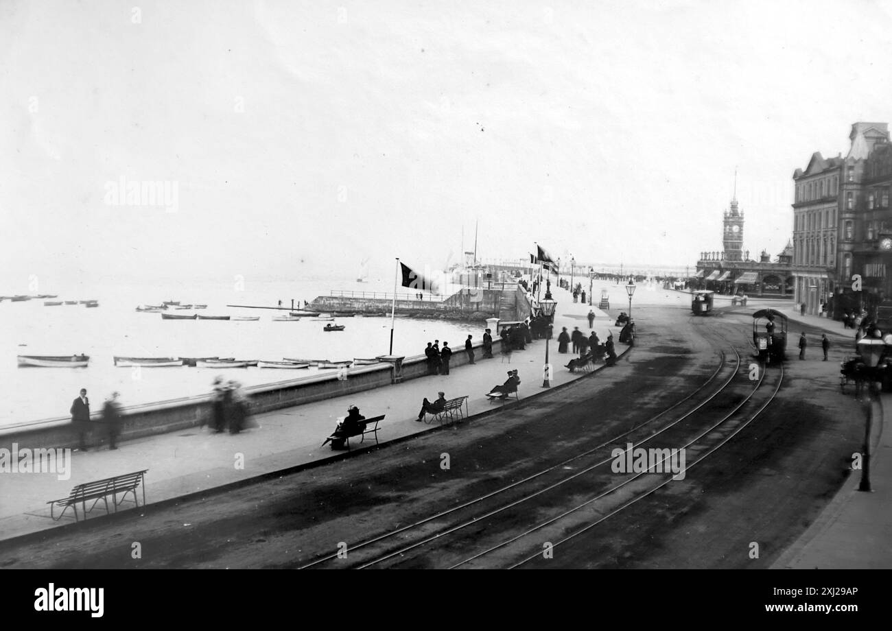 Loch Promenade, Douglas, Isle of man. Personen- und Straßenbahnlinien. Dieses Foto stammt von einem edwardianischen Original, um 1910. Das Original war Teil eines Albums von 150 Albumenfotos von unterschiedlicher Qualität, von denen ich viele fotografiert habe. Die Sammlung enthielt Bilder vor allem von der Isle of man und der englischen Grafschaft Devonshire. Anmerkungen waren im Album enthalten, aber leider gab es keine genauen Daten. Die Originalfotos waren durchschnittlich 6 x 4 ½ Zoll. Stockfoto