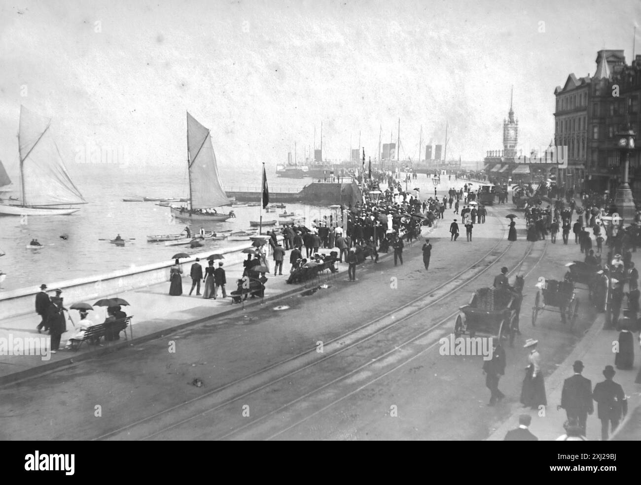Loch Promenade, Douglas, Isle of man. Menschenmassen, Straßenbahnlinien und Pferdekutschen. Dieses Foto stammt von einem edwardianischen Original, um 1910. Das Original war Teil eines Albums von 150 Albumenfotos von unterschiedlicher Qualität, von denen ich viele fotografiert habe. Die Sammlung enthielt Bilder vor allem von der Isle of man und der englischen Grafschaft Devonshire. Anmerkungen waren im Album enthalten, aber leider gab es keine genauen Daten. Originalfotos waren im Durchschnitt 6x4 Stockfoto