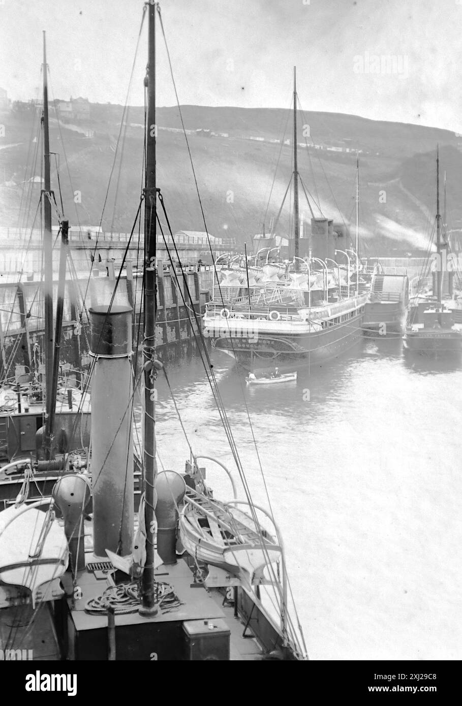 Ein Dampfer, der sich am alten Breakwater Pier, Douglas, Isle of man, zusammenzieht. Der Dampfer namens Ben My Chree. Dieses Foto stammt von einem edwardianischen Original, um 1910. Das Original war Teil eines Albums von 150 Albumenfotos von unterschiedlicher Qualität, von denen ich viele fotografiert habe. Die Sammlung enthielt Bilder vor allem von der Isle of man und der englischen Grafschaft Devonshire. Anmerkungen waren im Album enthalten, aber leider gab es keine genauen Daten. Die Originalfotos waren durchschnittlich 6 x 4 ½ Zoll. Stockfoto