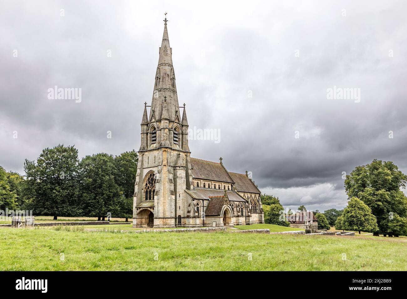 Die Church of St Mary, Studley Royal, ist eine viktorianische, im frühen englischen Stil erbaute Kirche von William Burges. Sie befindet sich im gr Stockfoto