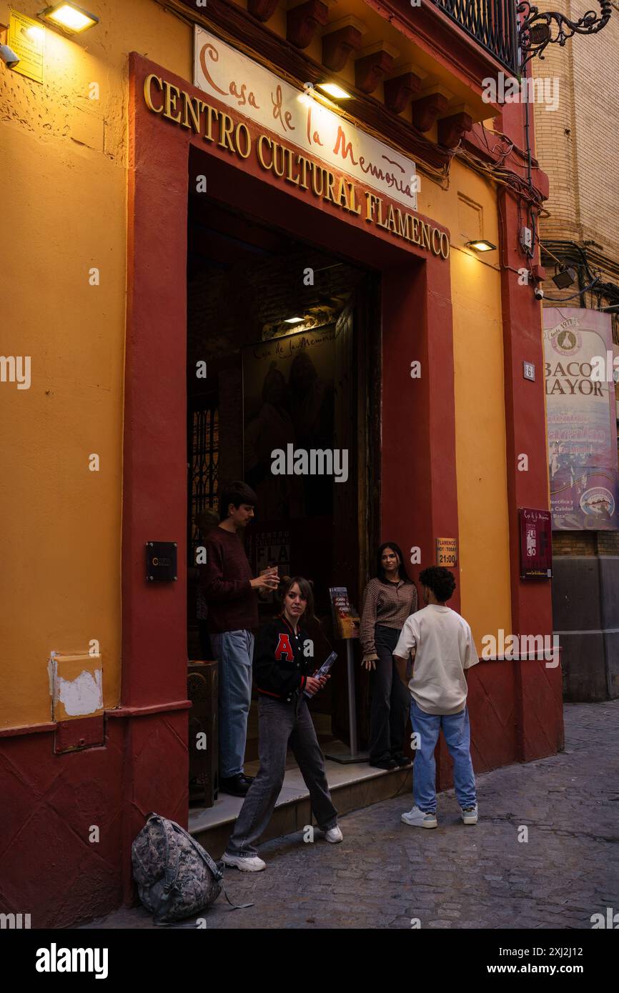 Sevilla, Spanien. 4. Februar 2024 - der Eingang zum kulturellen Zentrum des Flamenco 'Casa de la Memoria' mit Leuten vor dem Hotel. Stockfoto