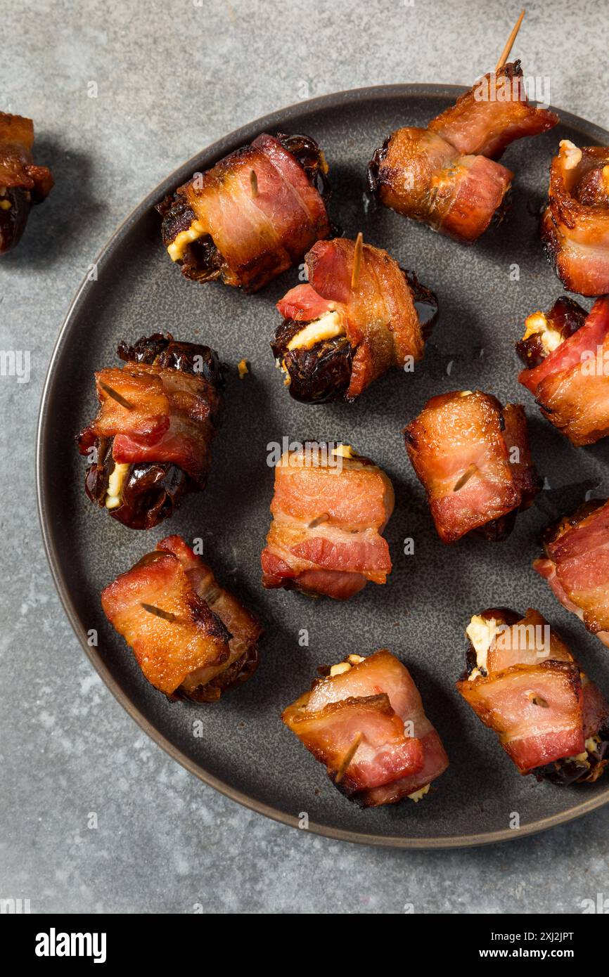 Warme, mit Speck gewickelte Datteln mit Ziegenkäse Stockfoto