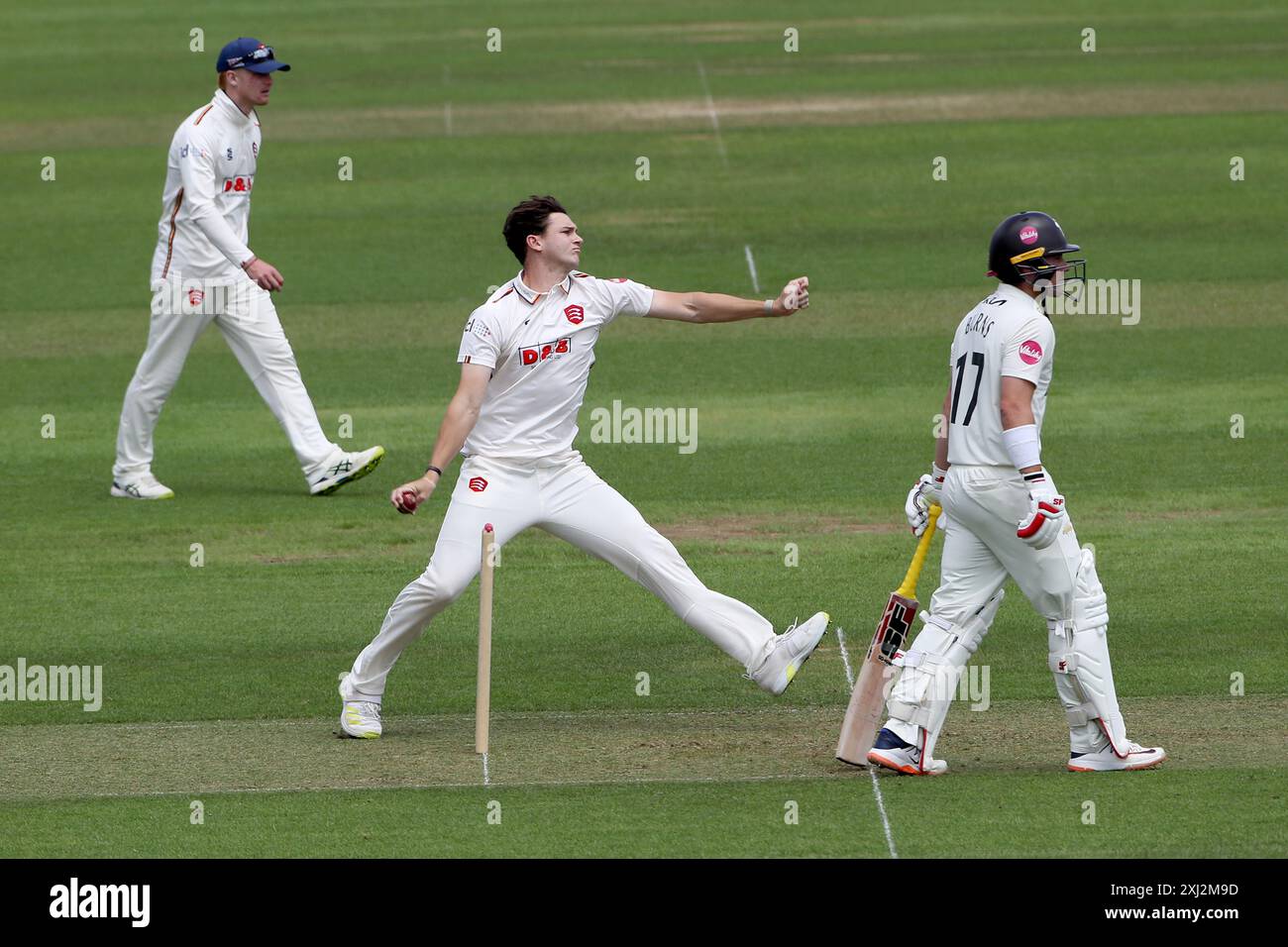 Eathan Bosch in der Bowlingaktion für Essex beim Surrey CCC gegen Essex CCC, Vitality County Championship Division 1 Cricket im Kia Oval am 30. Juni Stockfoto