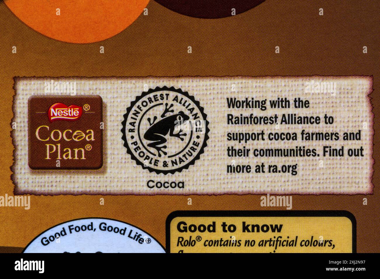 Nestle Cocoa Plan Rainforest Alliance Logo-Detail mit dem Symbol für Menschen und Natur auf der Schachtel mit Nestle Rolo Osterei Stockfoto