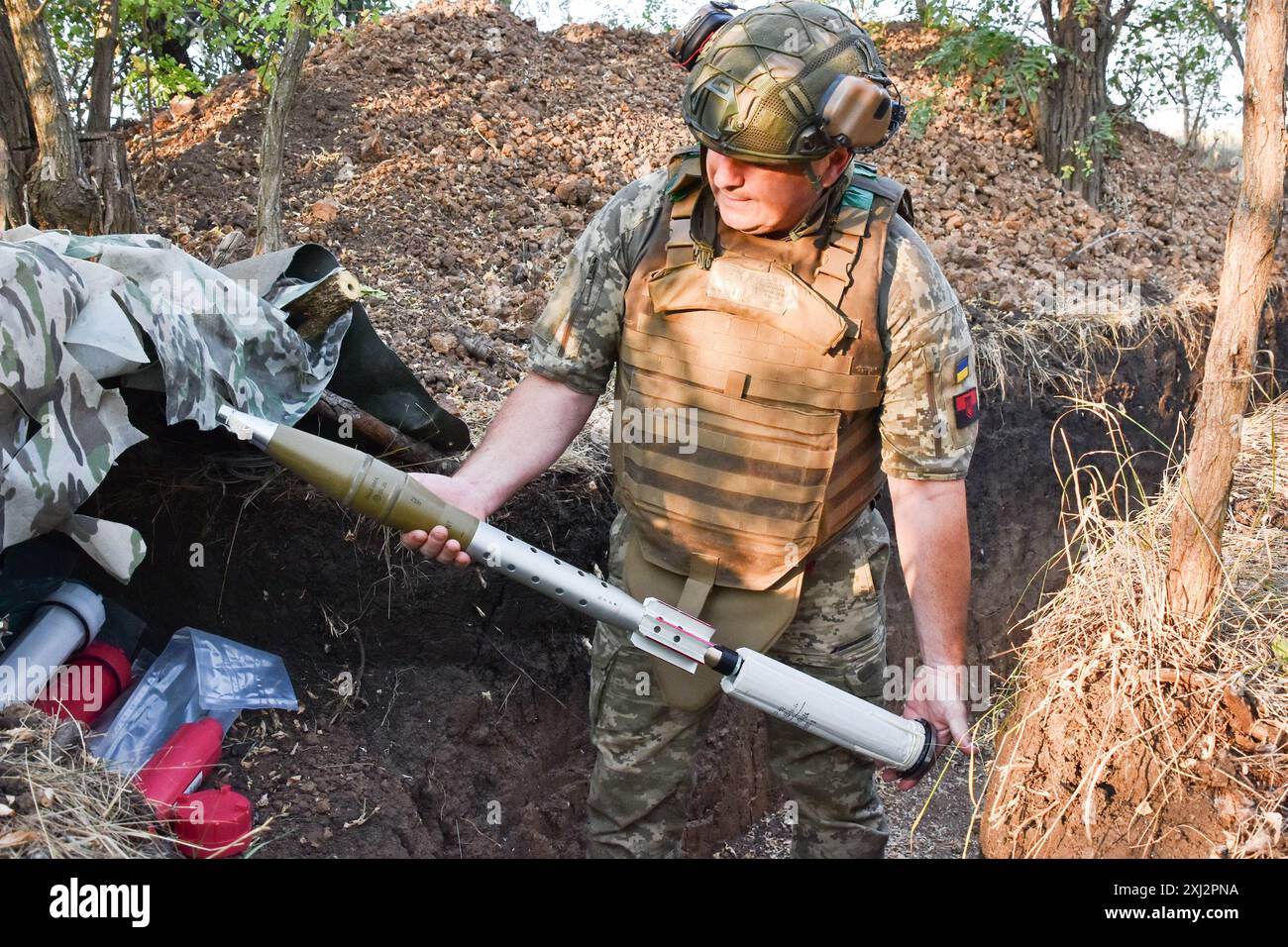 15. Juli 2024, Robotyne, Zaporischschschhia, Ukraine: Ein ukrainischer Soldat der 65. Separaten Mechanisierten Brigade bereitet sich darauf vor, eine Rakete mit SPG-9 (Panzerabwehrgranatenwerfer) auf russische Stellungen an der Frontlinie bei Robotyne zu schießen. Der unnachgiebige Druck der Ukraine, ihre Verbündeten dazu zu bewegen, Ziele innerhalb Russlands mit gespendeten Waffen zu treffen, könnte beginnen zu funktionieren, sagte Präsident Wolodymyr Zelenskij am 15. Juli 2024. Wenn diese Erlaubnis nicht erlaubt wird, wird die Ukraine ihre eigenen Waffen einsetzen, um Russland zu treffen. Viele seiner Verbündeten, angeführt von den USA, setzen den Zielen Grenzen, die sie treffen können Stockfoto