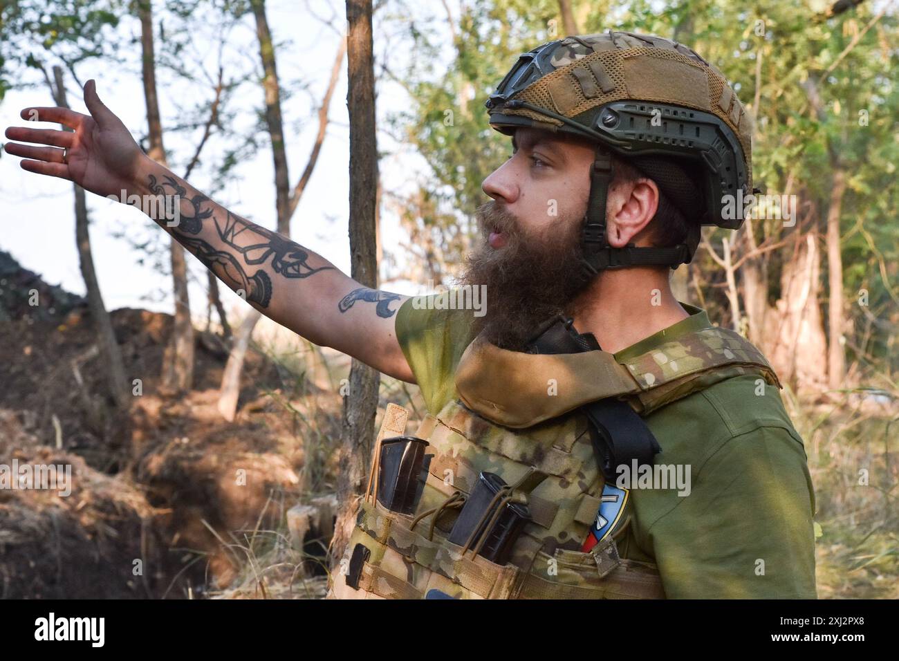 15. Juli 2024, Robotyne, Zaporischschschhia, Ukraine: Ein ukrainischer Soldat der 65. Separaten Mechanisierten Brigade spricht über die Situation auf dem Schlachtfeld an der Frontlinie bei Robotyne. Der unnachgiebige Druck der Ukraine, ihre Verbündeten dazu zu bewegen, Ziele innerhalb Russlands mit gespendeten Waffen zu treffen, könnte beginnen zu funktionieren, sagte Präsident Wolodymyr Zelenskij am 15. Juli 2024. Wenn diese Erlaubnis nicht erlaubt wird, wird die Ukraine ihre eigenen Waffen einsetzen, um Russland zu treffen. Viele seiner Verbündeten unter der Führung der USA setzen den Zielen Grenzen, die sie innerhalb Russlands treffen können. Etwas, was Kiew sagt, macht Stockfoto