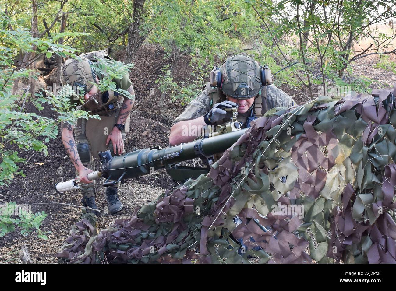 Ukrainische Soldaten der 65. Separaten Mechanisierten Brigade bereiten sich darauf vor, eine Rakete mit SPG-9 (Panzerabwehrgranatenwerfer) auf russische Stellungen an der Frontlinie bei Robotyne abzufeuern. Der unnachgiebige Druck der Ukraine, ihre Verbündeten dazu zu bewegen, Ziele innerhalb Russlands mit gespendeten Waffen zu treffen, könnte beginnen zu funktionieren, sagte Präsident Wolodymyr Zelenskij am 15. Juli 2024. Wenn diese Erlaubnis nicht erlaubt wird, wird die Ukraine ihre eigenen Waffen einsetzen, um Russland zu treffen. Viele seiner Verbündeten unter der Führung der USA setzen den Zielen Grenzen, die sie innerhalb Russlands treffen können. Etwas, was Kiew sagt, macht es unangenehm Stockfoto