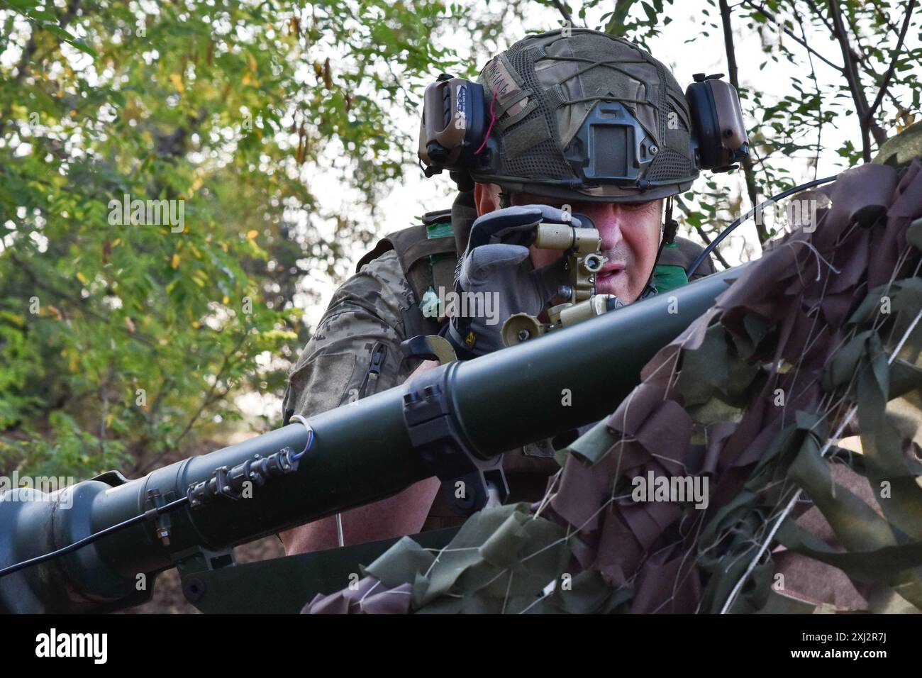 Ein ukrainischer Soldat der 65. Separaten Mechanisierten Brigade bereitet sich darauf vor, eine Rakete mit SPG-9 (Panzerabwehrgranatenwerfer) auf russische Stellungen an der Frontlinie bei Robotyne abzufeuern. Der unnachgiebige Druck der Ukraine, ihre Verbündeten dazu zu bewegen, Ziele innerhalb Russlands mit gespendeten Waffen zu treffen, könnte beginnen zu funktionieren, sagte Präsident Wolodymyr Zelenskij am 15. Juli 2024. Wenn diese Erlaubnis nicht erlaubt wird, wird die Ukraine ihre eigenen Waffen einsetzen, um Russland zu treffen. Viele seiner Verbündeten unter der Führung der USA setzen den Zielen Grenzen, die sie innerhalb Russlands treffen können. Etwas, was Kiew sagt, macht es mir Stockfoto