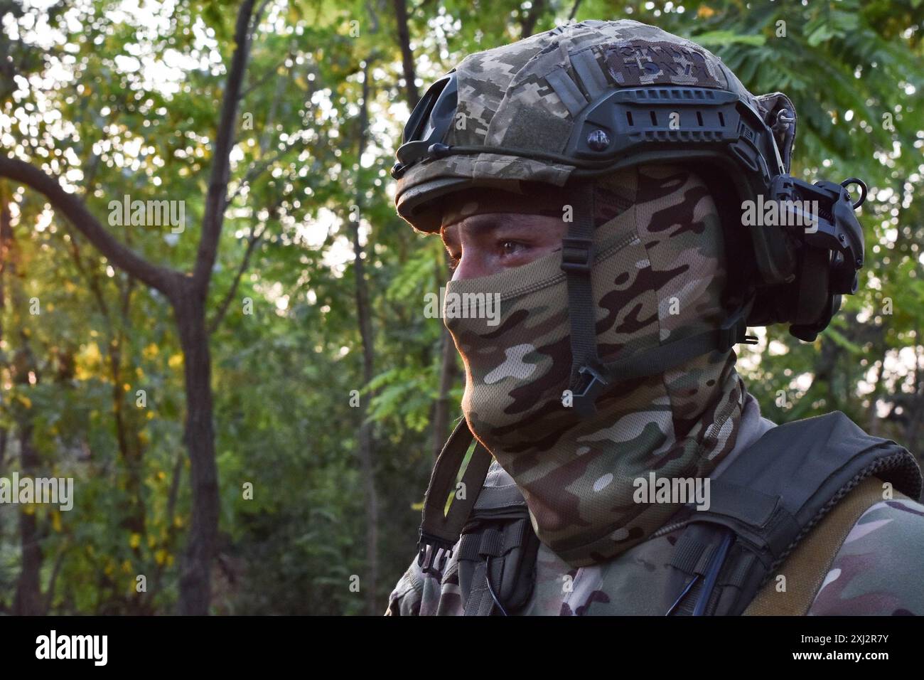 Ein ukrainischer Soldat der 65. Separaten Mechanisierten Brigade, gesehen an der Frontlinie bei Robotyne. Der unnachgiebige Druck der Ukraine, ihre Verbündeten dazu zu bewegen, Ziele innerhalb Russlands mit gespendeten Waffen zu treffen, könnte beginnen zu funktionieren, sagte Präsident Wolodymyr Zelenskij am 15. Juli 2024. Wenn diese Erlaubnis nicht erlaubt wird, wird die Ukraine ihre eigenen Waffen einsetzen, um Russland zu treffen. Viele seiner Verbündeten unter der Führung der USA setzen den Zielen Grenzen, die sie innerhalb Russlands treffen können. Etwas, das Kiew sagt, macht es unmöglich, die Flugbasen und die kritische russische Infrastruktur zu treffen, die Moskau nutzt Stockfoto