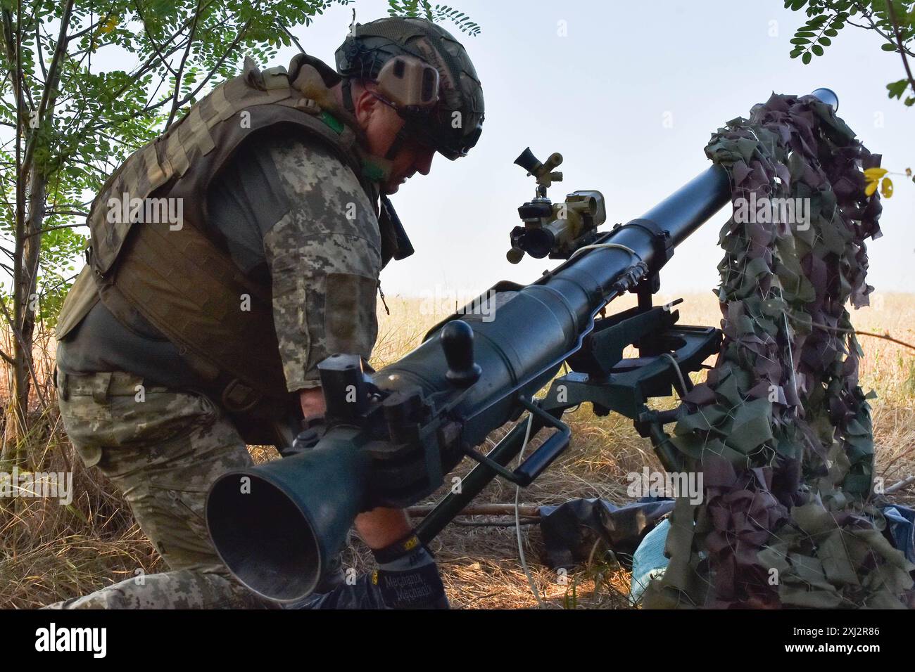Ein ukrainischer Soldat der 65. Separaten Mechanisierten Brigade bereitet sich darauf vor, eine Rakete mit SPG-9 (Panzerabwehrgranatenwerfer) auf russische Stellungen an der Frontlinie bei Robotyne abzufeuern. Der unnachgiebige Druck der Ukraine, ihre Verbündeten dazu zu bewegen, Ziele innerhalb Russlands mit gespendeten Waffen zu treffen, könnte beginnen zu funktionieren, sagte Präsident Wolodymyr Zelenskij am 15. Juli 2024. Wenn diese Erlaubnis nicht erlaubt wird, wird die Ukraine ihre eigenen Waffen einsetzen, um Russland zu treffen. Viele seiner Verbündeten unter der Führung der USA setzen den Zielen Grenzen, die sie innerhalb Russlands treffen können. Etwas, was Kiew sagt, macht es mir Stockfoto