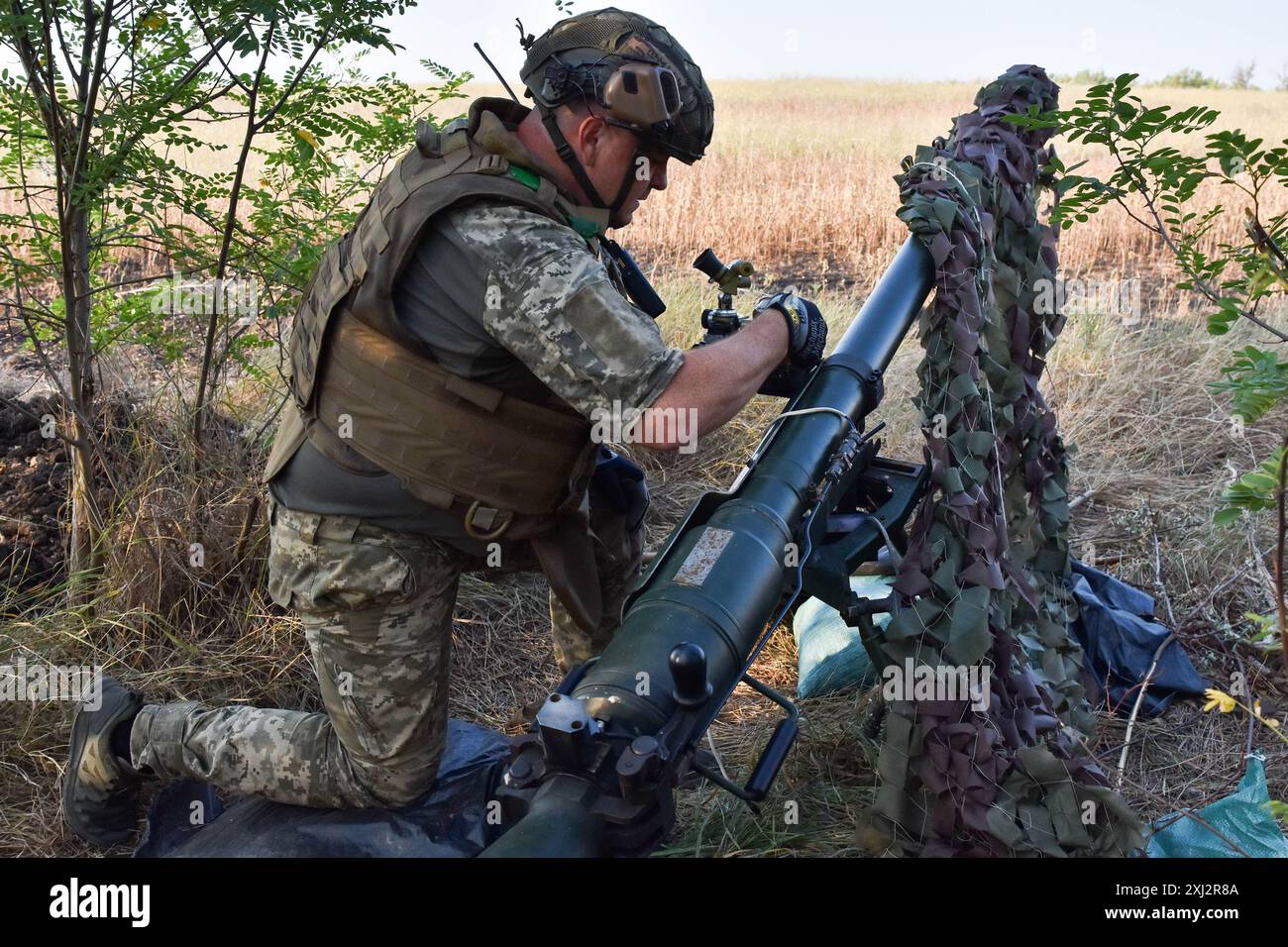 Ein ukrainischer Soldat der 65. Separaten Mechanisierten Brigade bereitet sich darauf vor, eine Rakete mit SPG-9 (Panzerabwehrgranatenwerfer) auf russische Stellungen an der Frontlinie bei Robotyne abzufeuern. Der unnachgiebige Druck der Ukraine, ihre Verbündeten dazu zu bewegen, Ziele innerhalb Russlands mit gespendeten Waffen zu treffen, könnte beginnen zu funktionieren, sagte Präsident Wolodymyr Zelenskij am 15. Juli 2024. Wenn diese Erlaubnis nicht erlaubt wird, wird die Ukraine ihre eigenen Waffen einsetzen, um Russland zu treffen. Viele seiner Verbündeten unter der Führung der USA setzen den Zielen Grenzen, die sie innerhalb Russlands treffen können. Etwas, was Kiew sagt, macht es mir Stockfoto